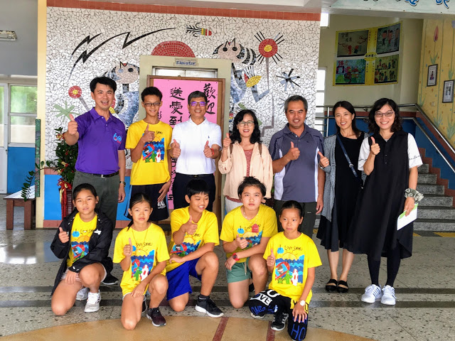 2019-11-04 亞洲大學主任秘書施能義(站者左三)代表三品書院捐贈義賣所得給澎湖縣嵵裡國小學童。
